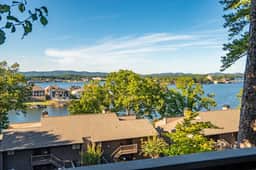 Tranquil Retreat on Lake Hamilton