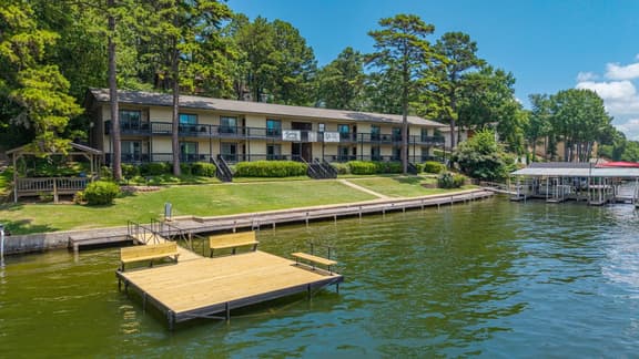 Lake Hamilton Waterfront Bliss | King Bed Condo